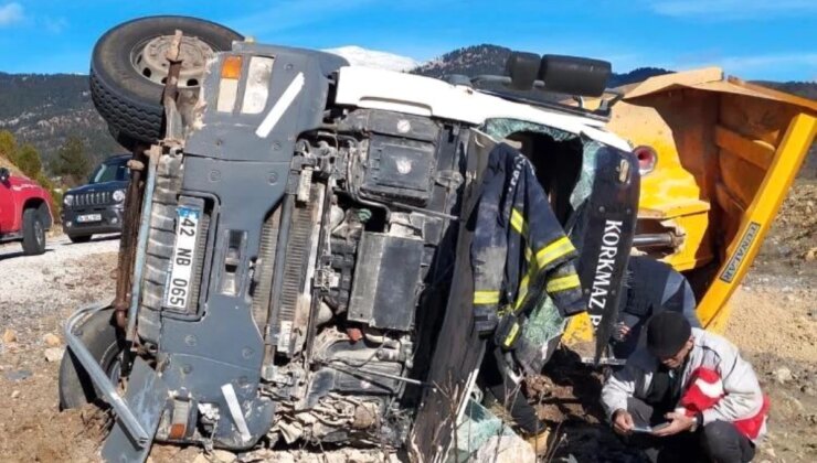 Akseki’de Şarampole Devrilen Kum Yüklü Kamyon Kazasında Yaralanan Sürücü Kurtarıldı