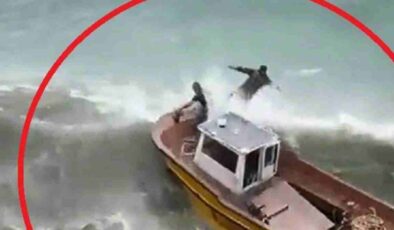 Antalya’da Heyecan Dolu Kurtarma! Balıkçılar Alabora Olan Bottakileri Kurtardı