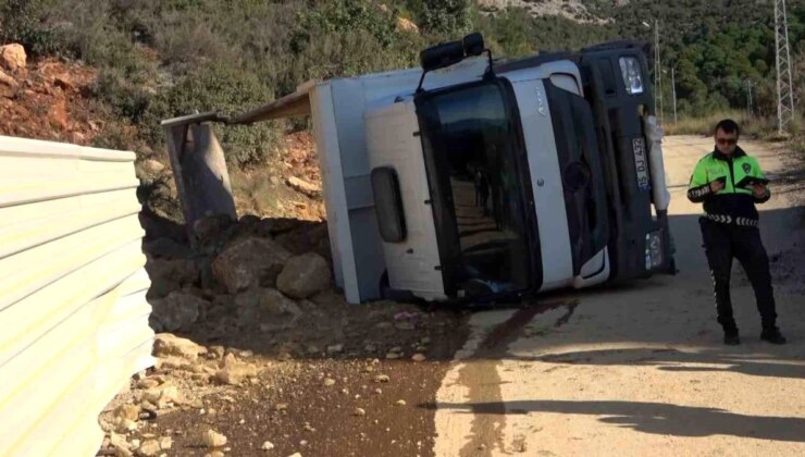 Alanya’da İnşaat Şantiyesinde Kamyon Kazası: Sürücü Şans Eseri Hafif Yaralandı