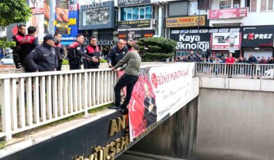 Antalya’da Genç İntihar Girişiminde Bulundu, Polis Ekipleri Müdahale Etti