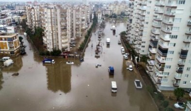 Antalya’da Sağanak Yağışlar: Evlerini Su Bastıran Vatandaşlar Pencereden Kurtuluş Arıyor