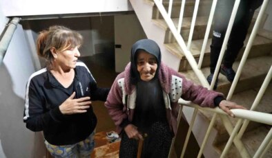 Hatay’dan Gelen Yaşlı Kadının Antalya’da Yaşadığı Sel Felaketinde Komşularının Yardımıyla Kurtarıldı