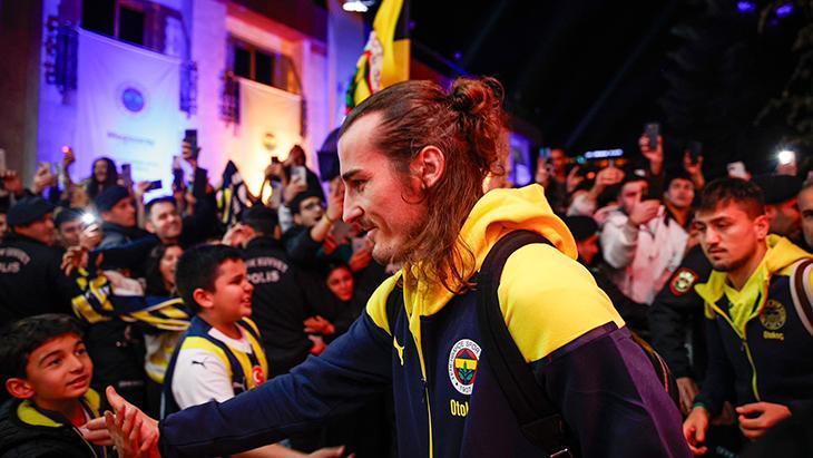 Fenerbahçe, Antalya’da Taraftarların Sevgisiyle Karşılandı