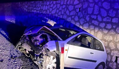 Manavgat’ta Otomobil İstinat Duvarına Çarptı: Sürücü Yaralı