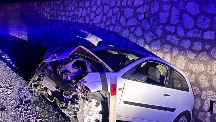Manavgat’ta Otomobil İstinat Duvarına Çarptı: Sürücü Yaralı